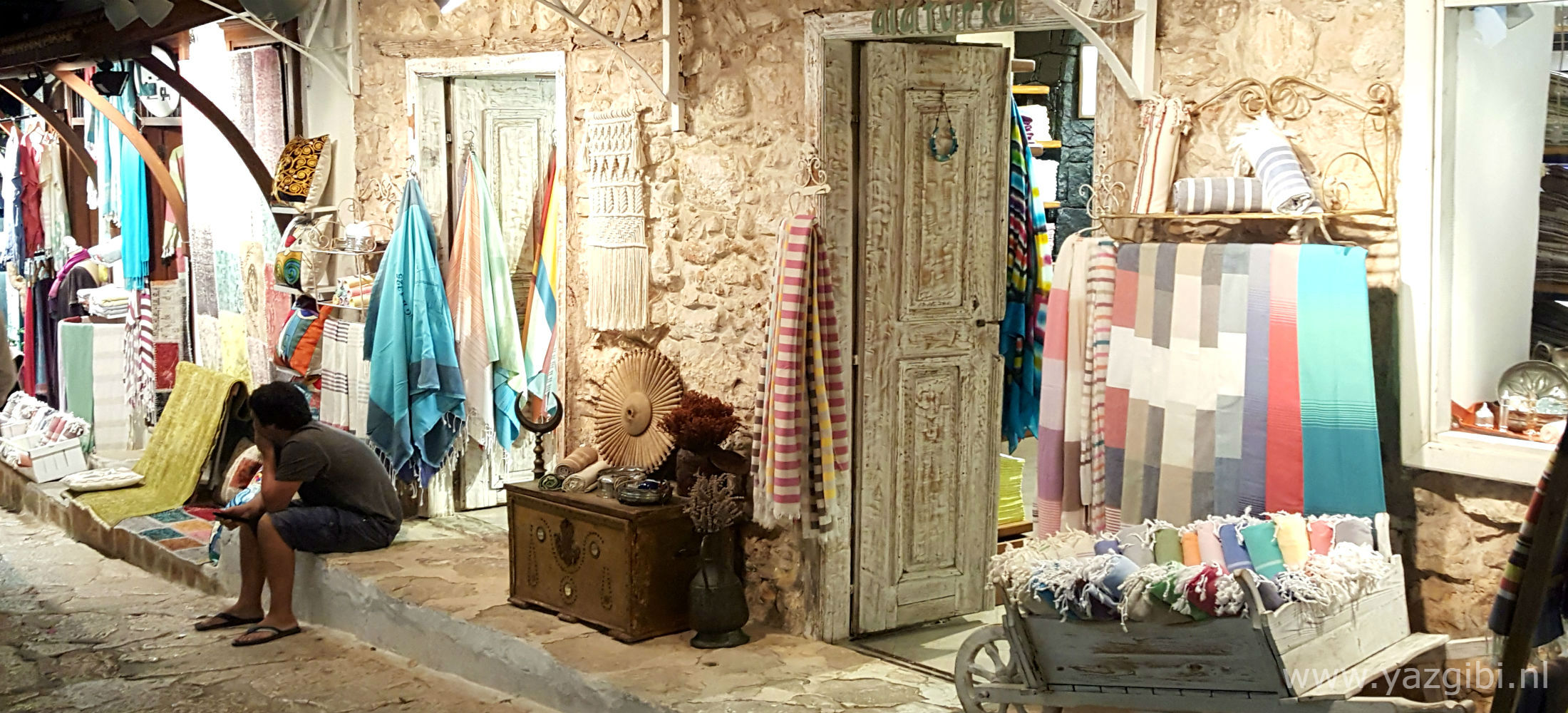 Fairtrade hamamdoeken van Lalay uit Turkije met beachwear, badjassen en authentieke vintage kelimkussens